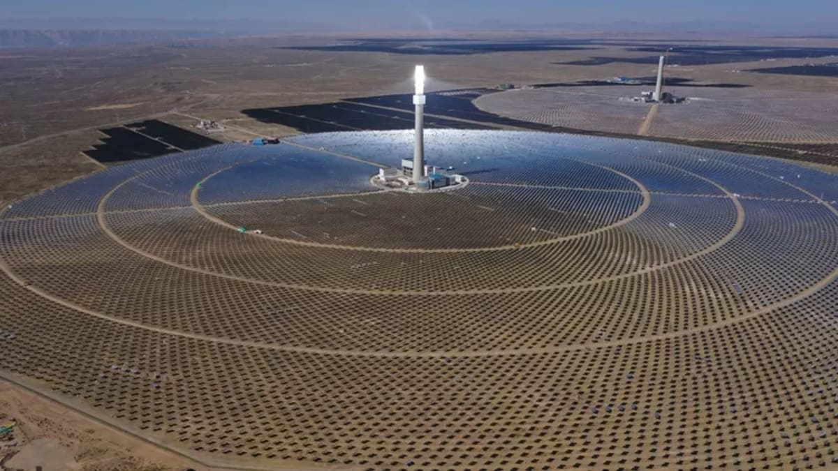 Vista aérea del parque solar Talatan en la meseta tibetana