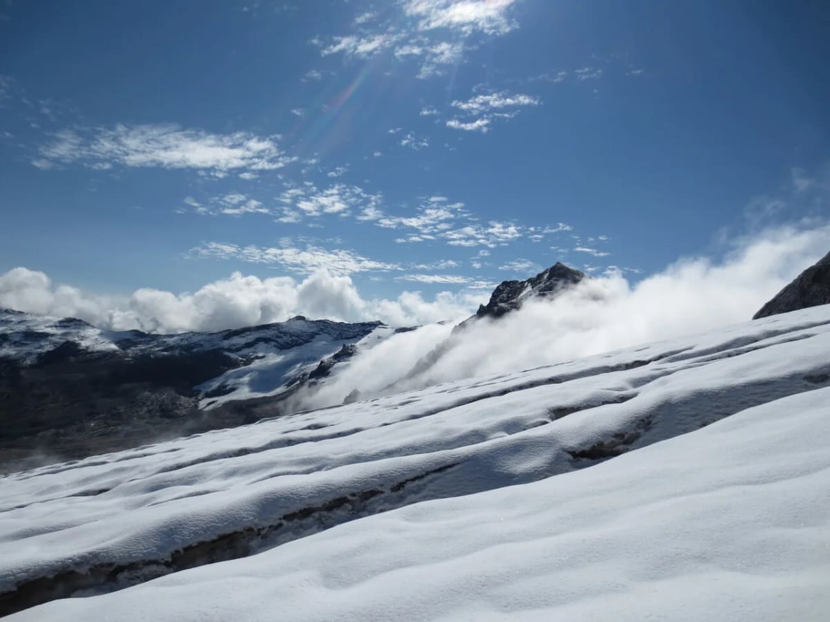 Flujo de aire frío descendiendo sobre el glaciar Tsanteleina en un día soleado