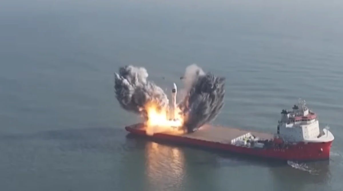 Cohete Gravity-1 de Orienspace despega desde una plataforma marítima en Shandong durante su primer lanzamiento en 2024