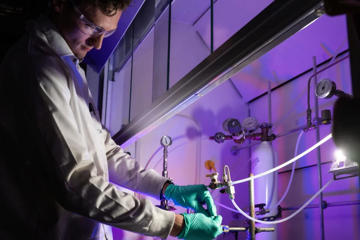 Investigador de la Universidad Rice manipulando un sistema experimental de extracción de litio en laboratorio