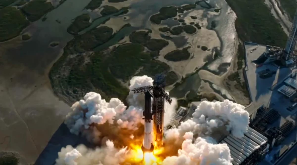 Cohete Starship de SpaceX despegando desde Starbase, Texas, rodeado de nubes de humo y fuego