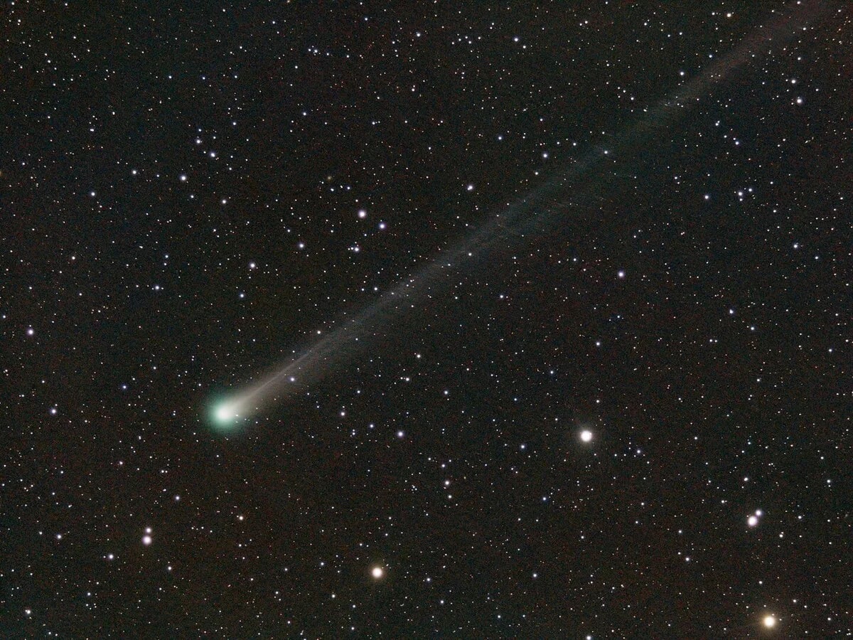Cometa Lemmon con una brillante cola visible desde el cielo nocturno de Creta
