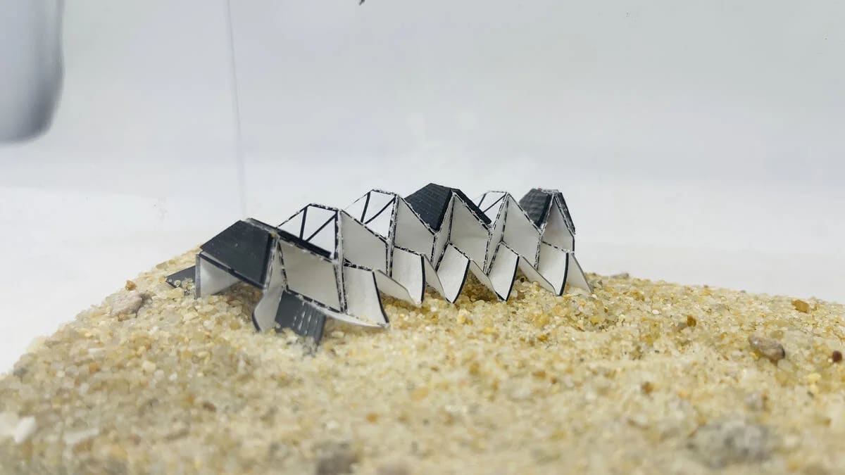 Robot plegado con patrón Miura-ori que usa microactuadores magnéticos para moverse