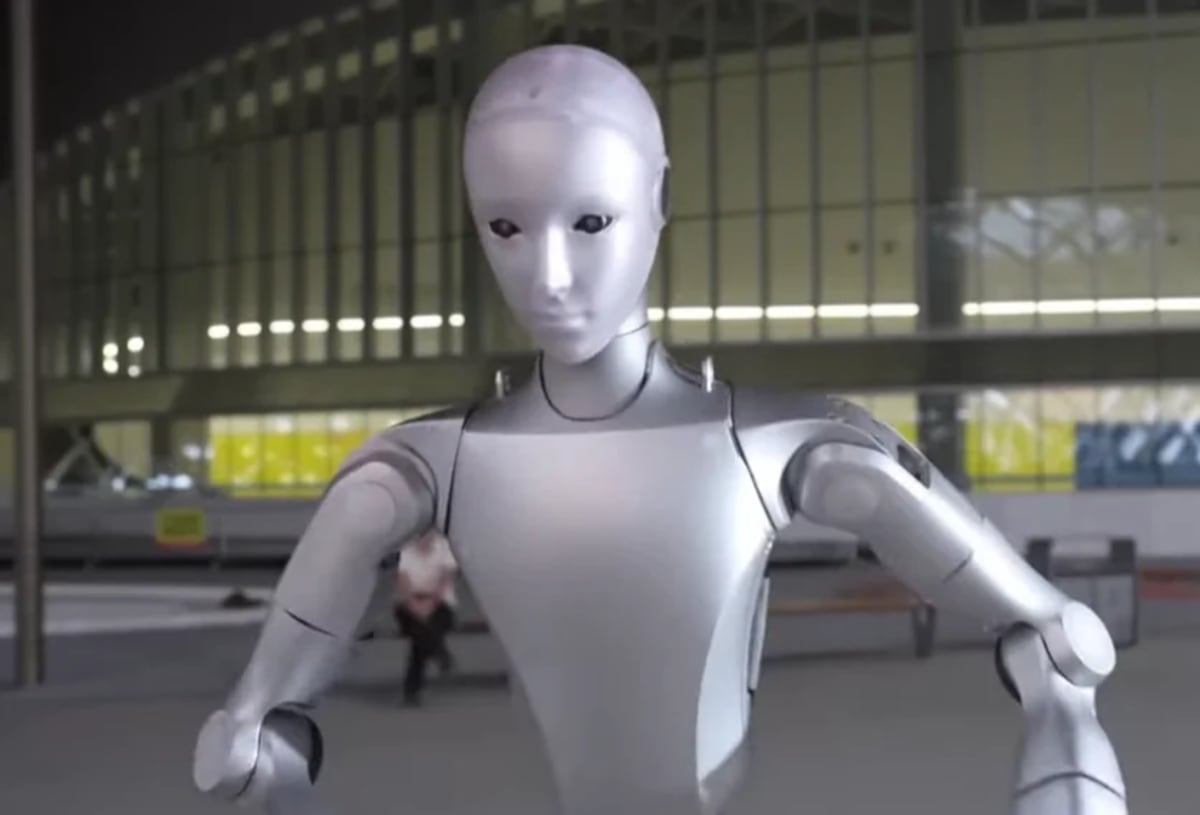 Primer plano del robot humanoide H2 de Unitree Robotics mostrando su diseño metálico y expresivo