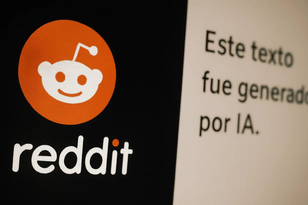 Logotipo de Reddit junto a un texto que indica que fue generado por inteligencia artificial