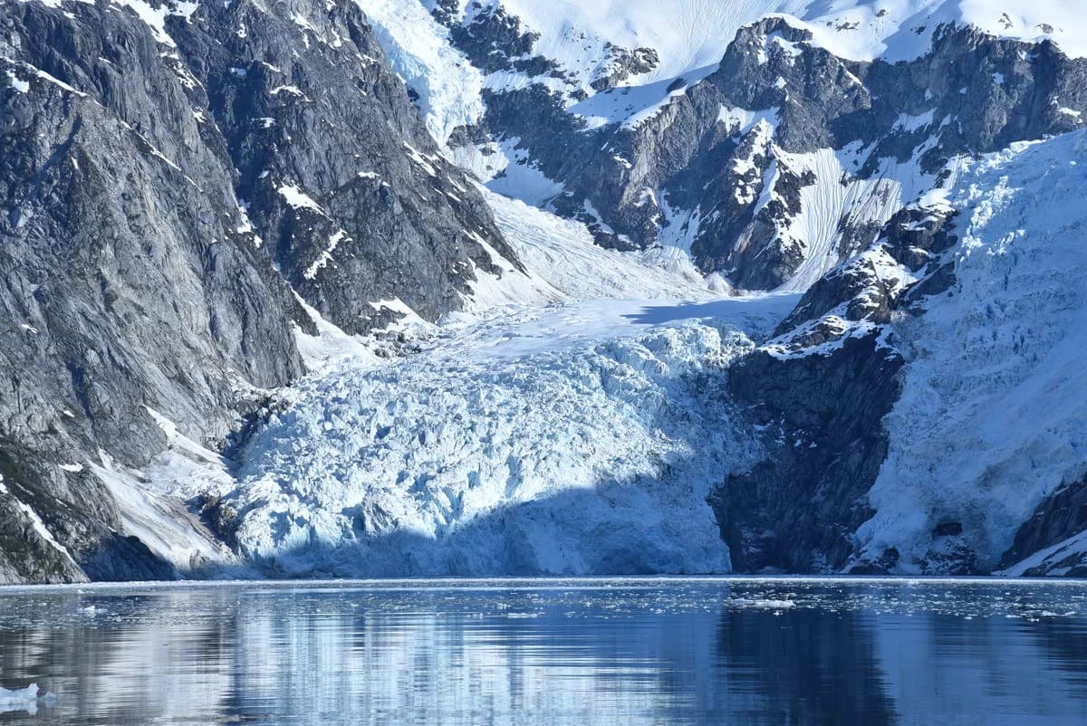 Vista aérea del Glaciar Noroeste mostrando el retroceso de su frente helado desde 1950