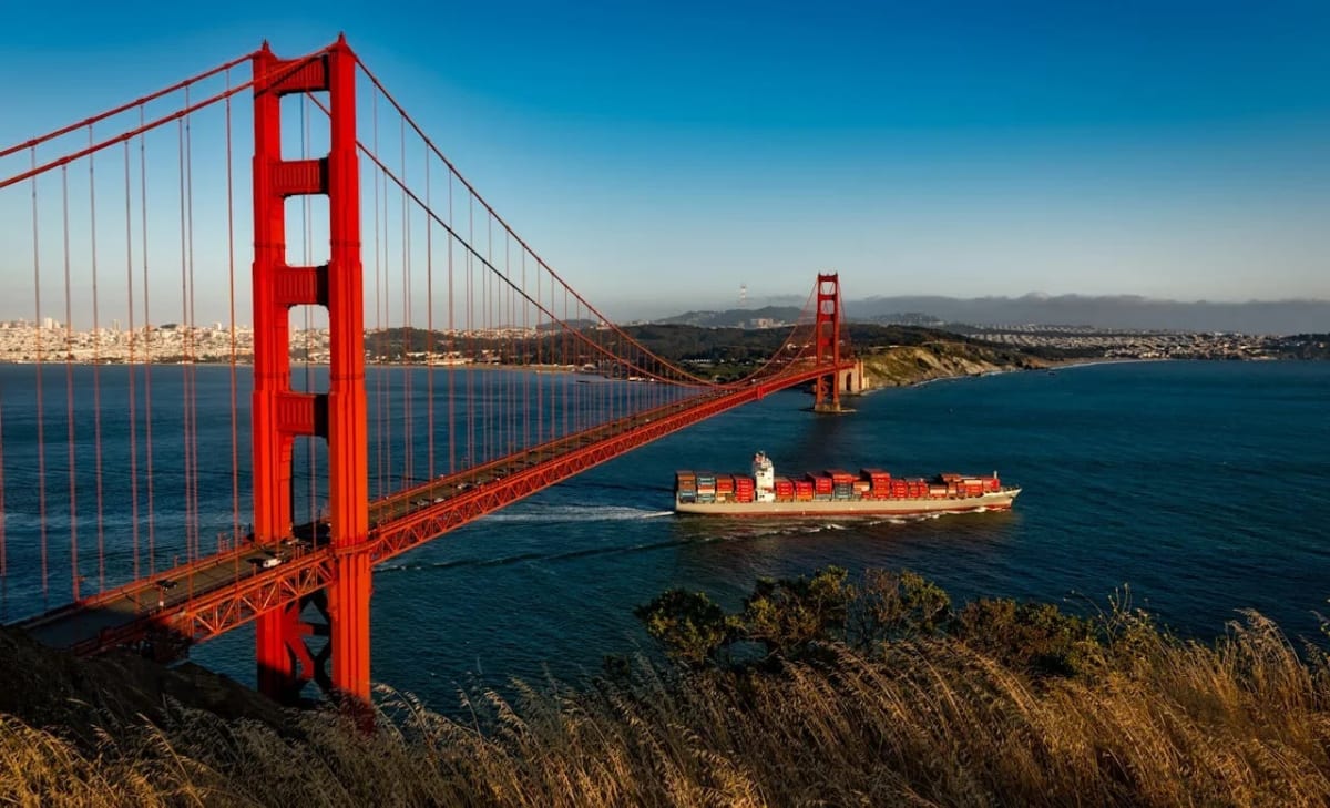 Vista del puente Golden Gate con un barco de contenedores navegando por la bahía de San Francisco