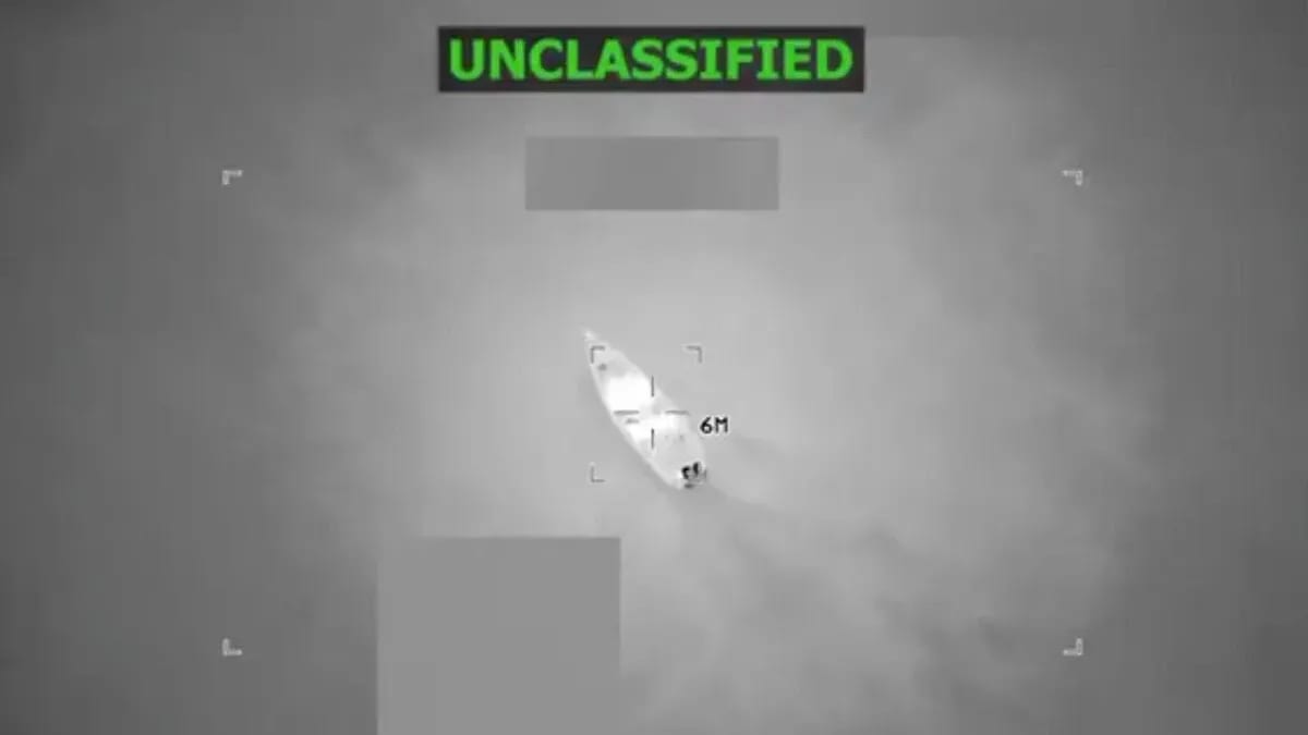 Imagen infrarroja que muestra una embarcación en aguas del Mar Caribe, presuntamente vinculada al grupo Tren de Aragua, captada antes de un ataque nocturno estadounidense