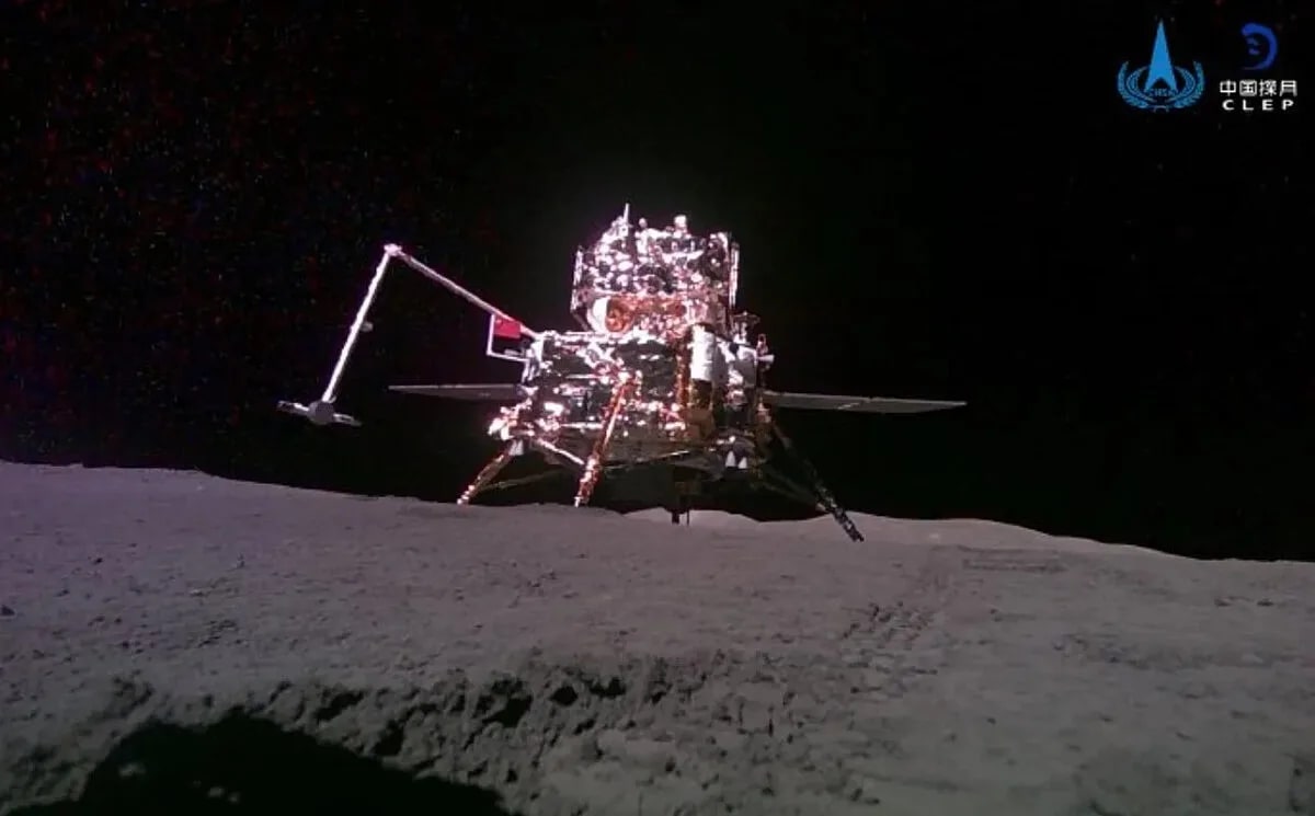 Sonda china Chang’e-6 en la cara oculta de la Luna, capturada por un pequeño rover tras su aterrizaje para la recolección de muestras lunares
