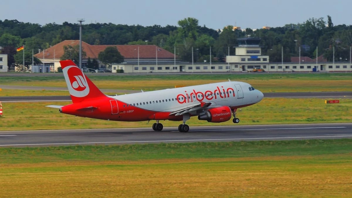 Avión comercial de la aerolínea Air Berlin despegando desde una pista en Alemania