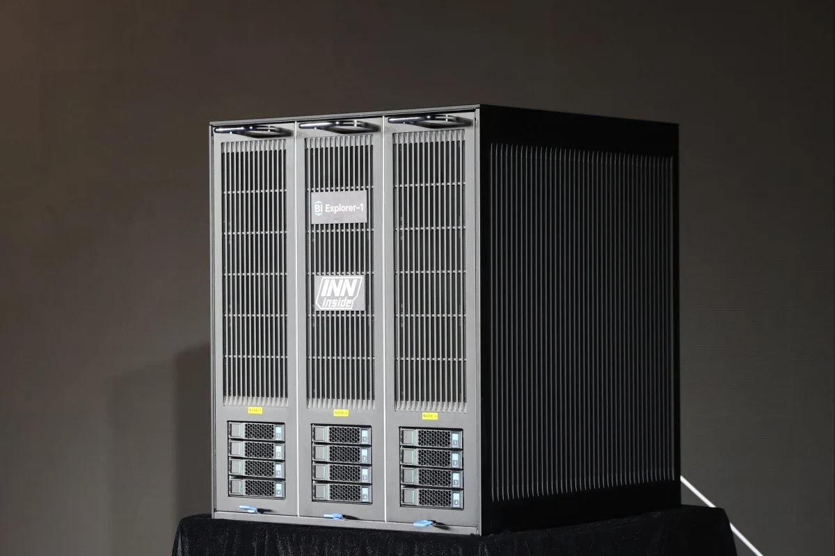 Servidor de IA BI Explorer del tamaño de un mini refrigerador