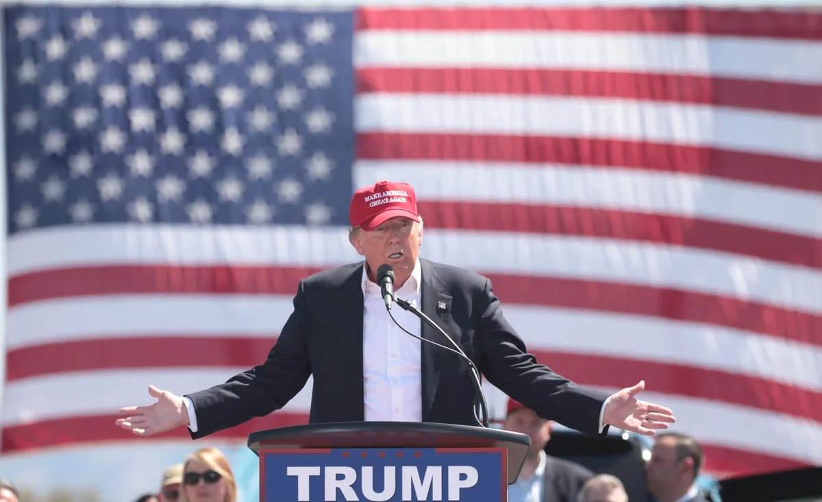 Trump durante un discurso en un acto público en Arizona