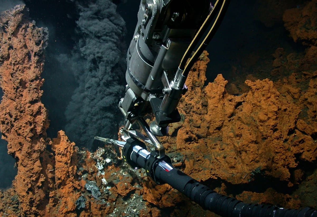 Brazo robótico del vehículo MARUM-QUEST4000 midiendo la temperatura en una fuente hidrotermal de la dorsal mesoatlántica