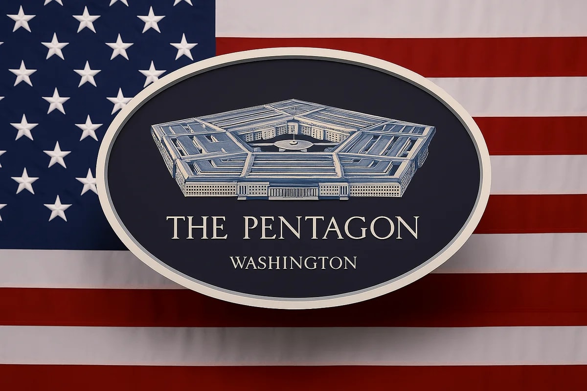 Emblema del Pentágono con el texto ‘The Pentagon Washington’ frente a una bandera de Estados Unidos