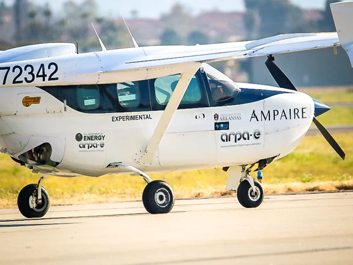 Motor eléctrico instalado en un avión Cessna 337 híbrido de prueba