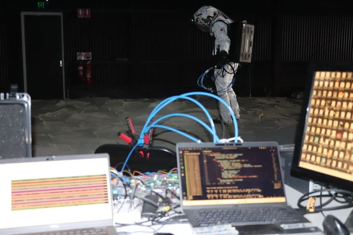 Astronauta con exoesqueleto bajo el traje espacial durante una misión simulada