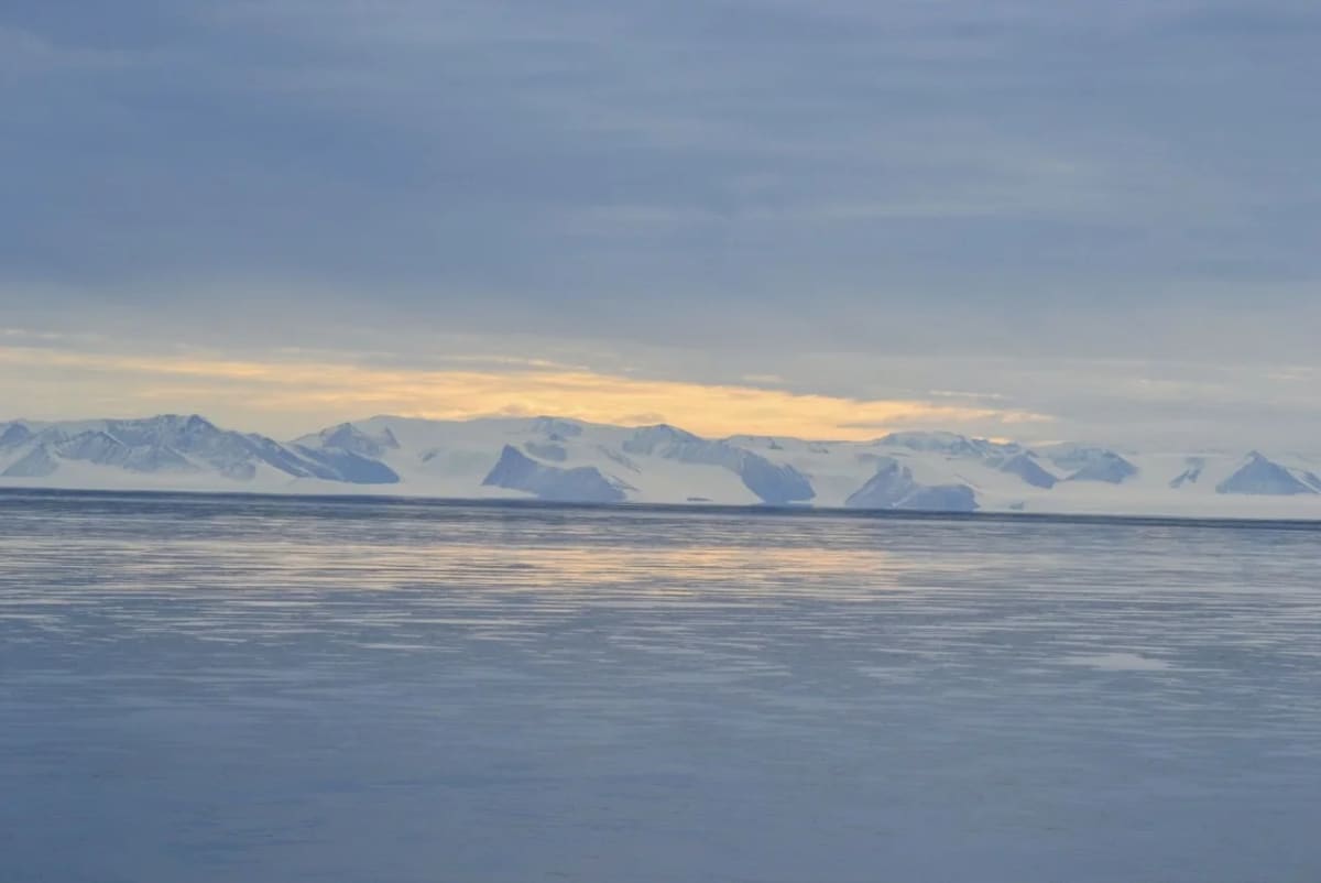 Vista del Océano Austral con fragmentos de hielo flotando