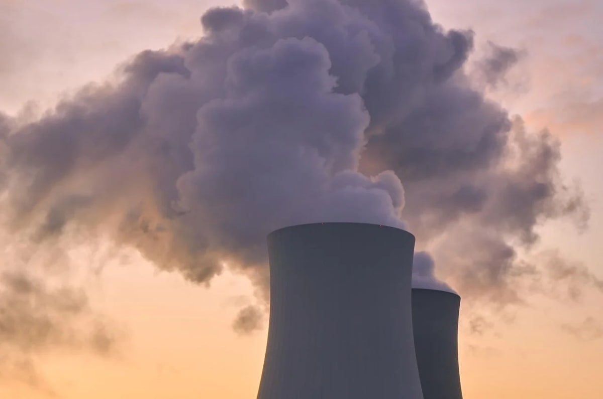 Torres de refrigeración de una central nuclear emitiendo vapor al amanecer