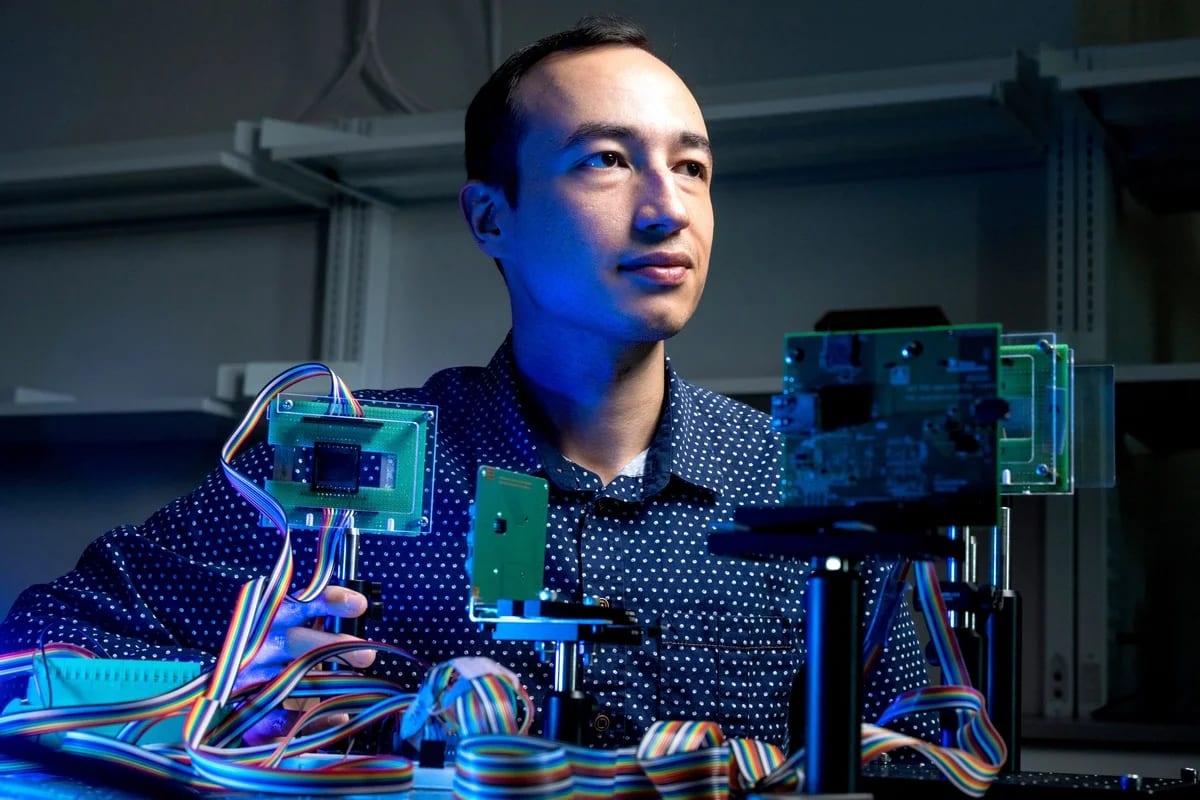 Burak Bilgin, estudiante de doctorado en la Universidad Rice, durante su trabajo de investigación