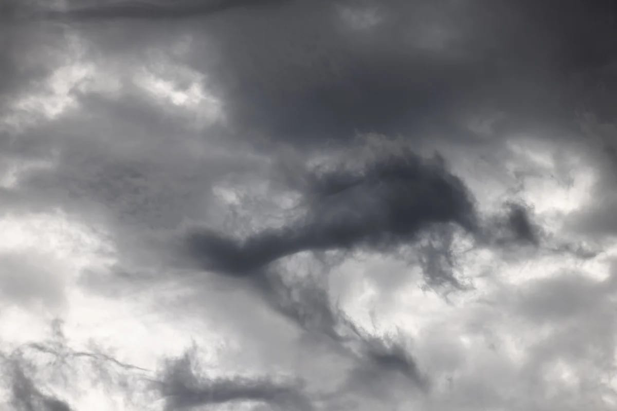 Nubes reflejando la luz solar hacia el espacio sobre el océano