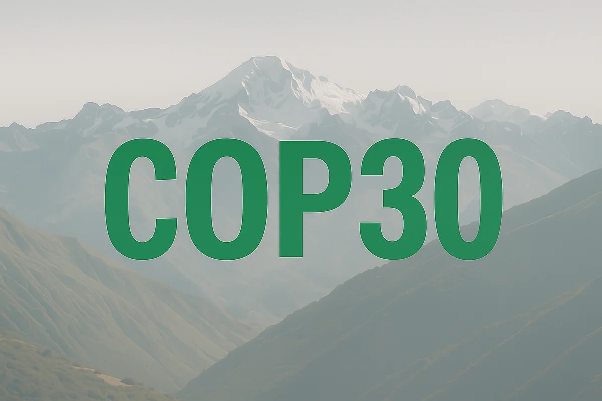 Texto COP30 sobre fondo de montañas andinas nevadas