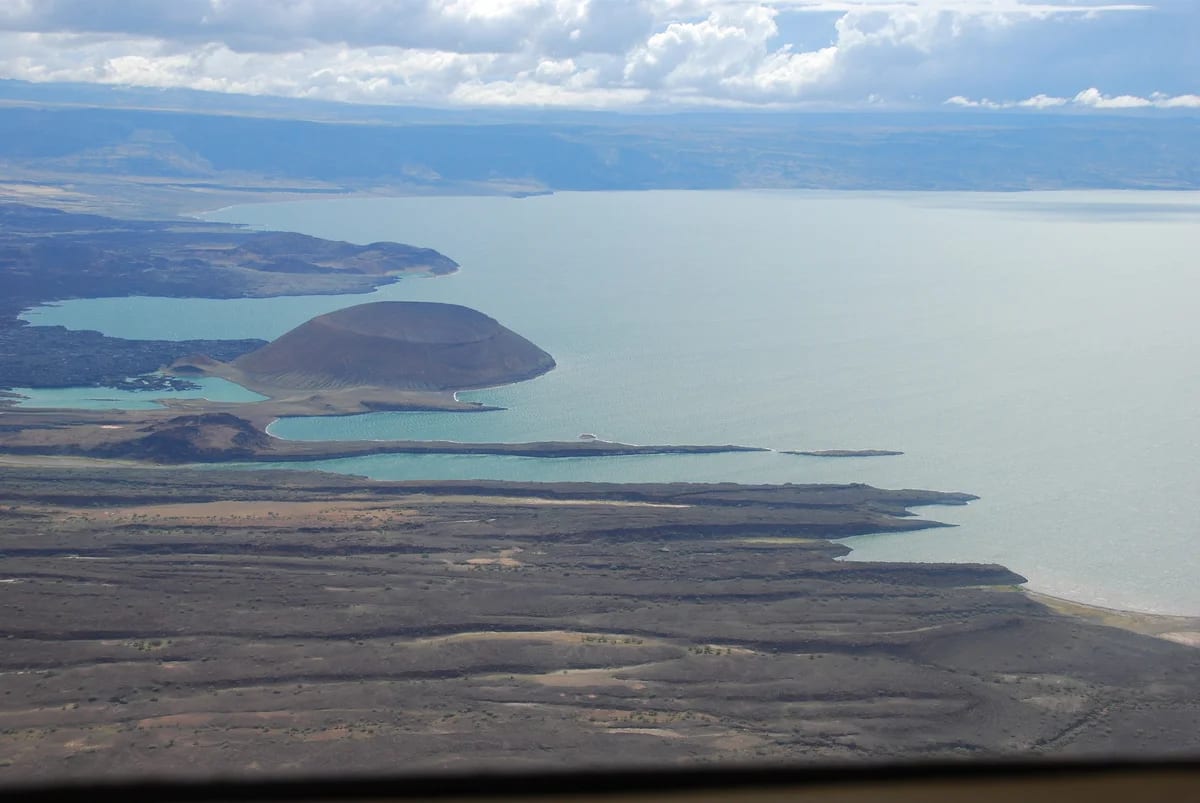 Vista aérea del lago Turkana en el desierto de Kenia, rodeado de formaciones áridas