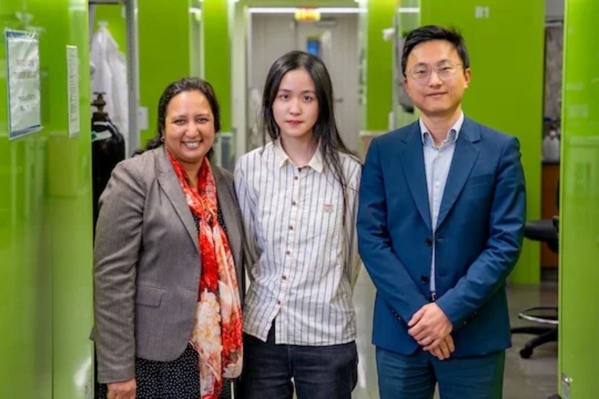 Sibani Lisa Biswal, Yuge Feng y Haotian Wang posan en el laboratorio de la Universidad Rice