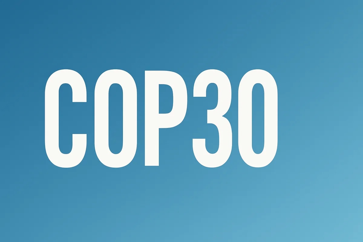 Texto COP30 en el centro sobre un fondo azul degradado