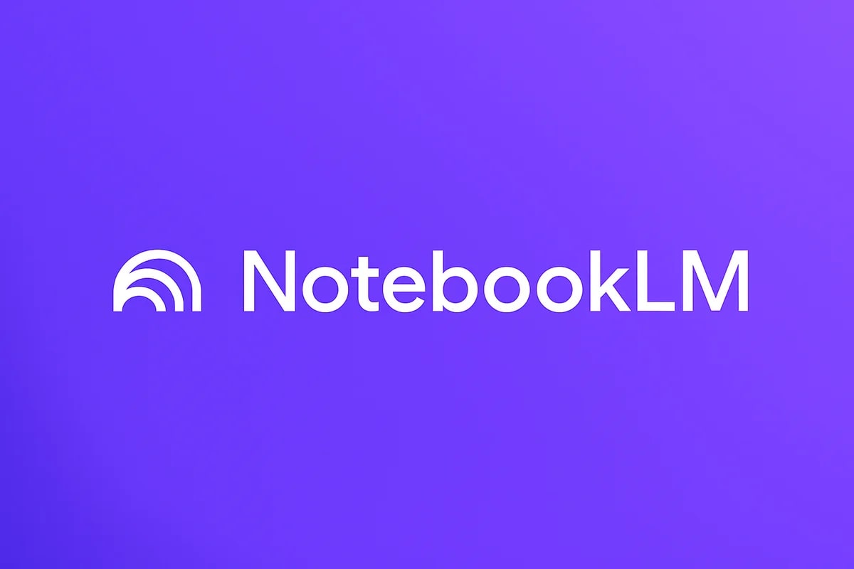 Logotipo de NotebookLM en color blanco sobre un fondo violeta con degradado suave