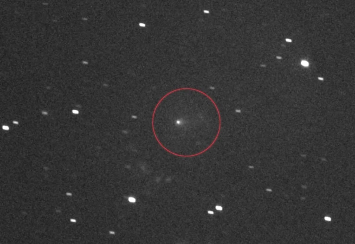 El cometa interestelar 3I/ATLAS visto como un punto brillante con una cola tenue, captado por la cámara L'LORRI de la sonda Lucy