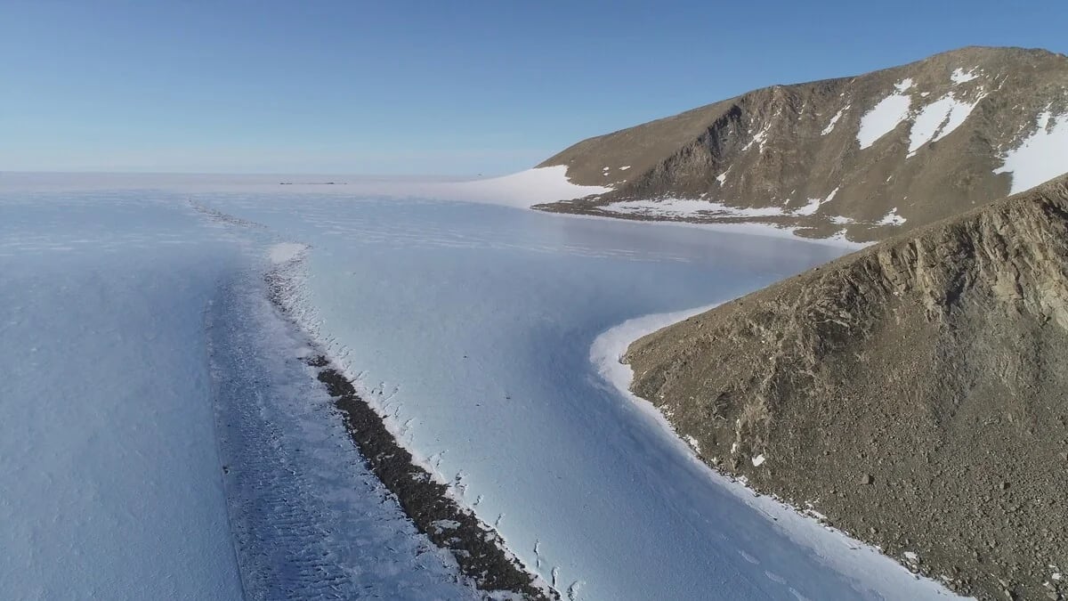 Vista aérea de sedimentos glaciales arrastrados desde la Antártida hacia la costa