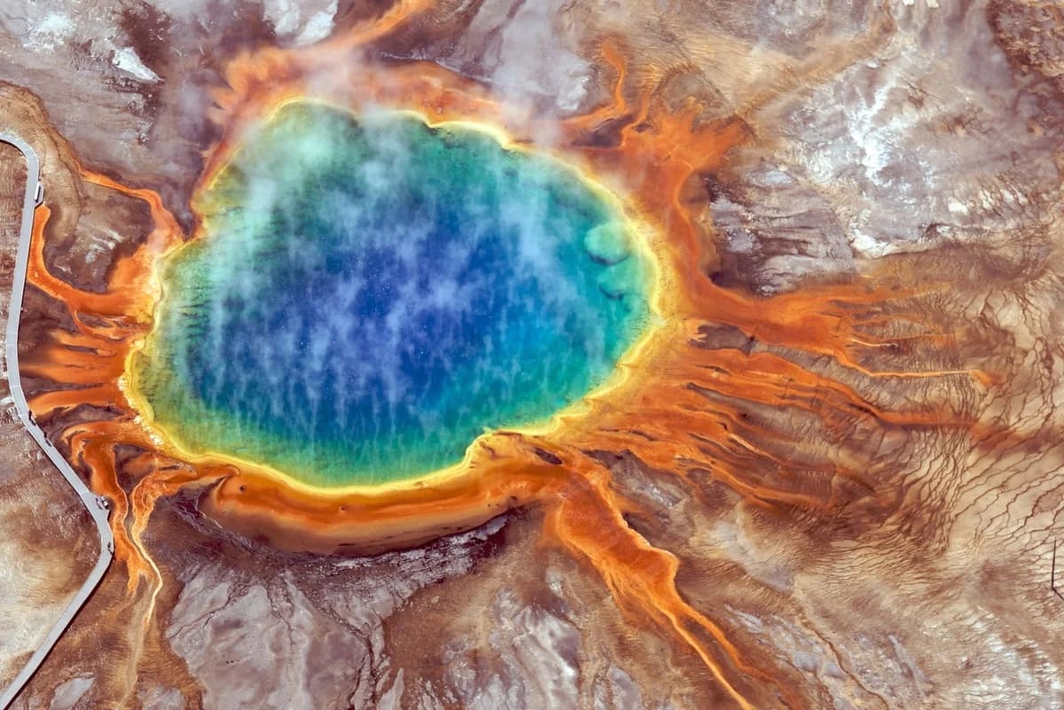 Vista de las aguas termales Grand Prismatic en Yellowstone con sus colores característicos