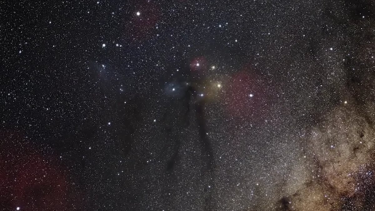 Nube oscura alargada proyectada sobre un campo estelar muy denso en la región central de la Vía Láctea