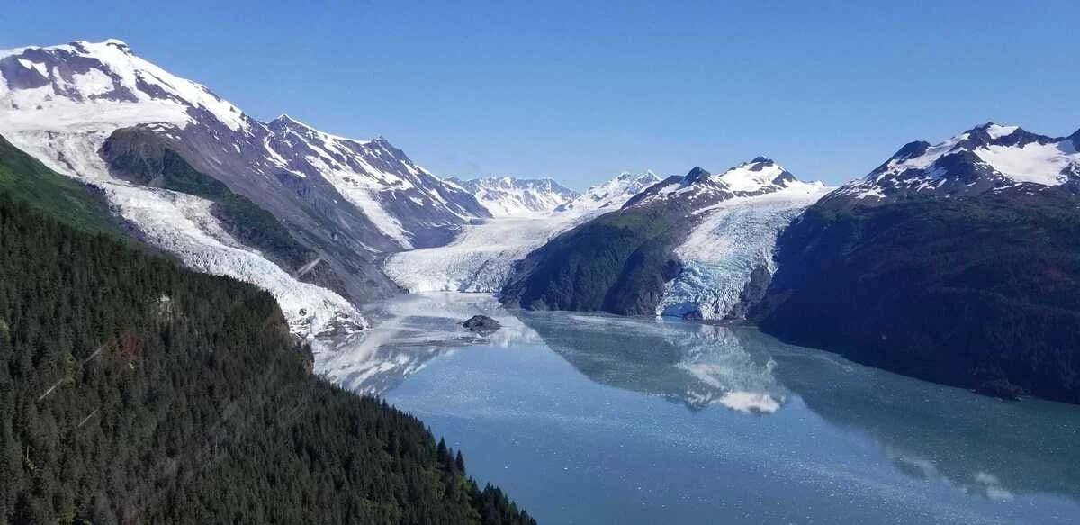 Vista panorámica del fiordo Barry Arm con los glaciares Cascade, Barry y Coxe alineados de izquierda a derecha