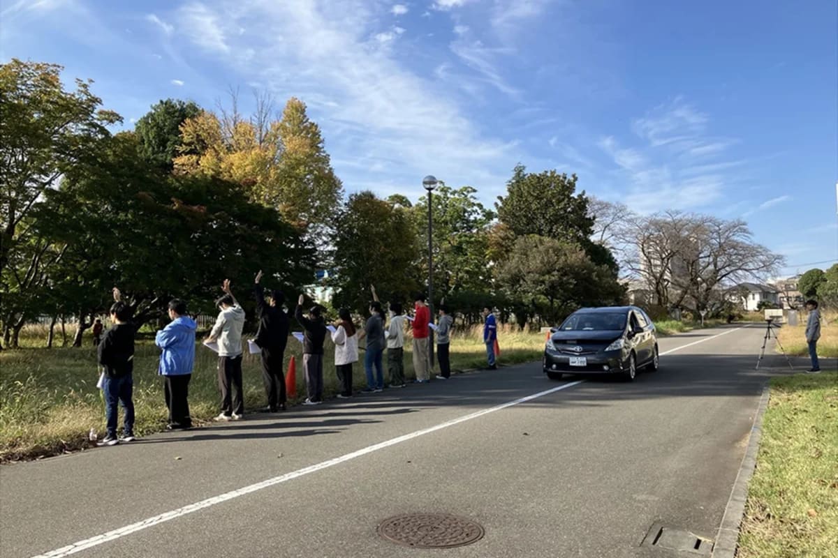 Ingeniero realizando una prueba de escucha sobre un vehículo eléctrico en un entorno de análisis acústico