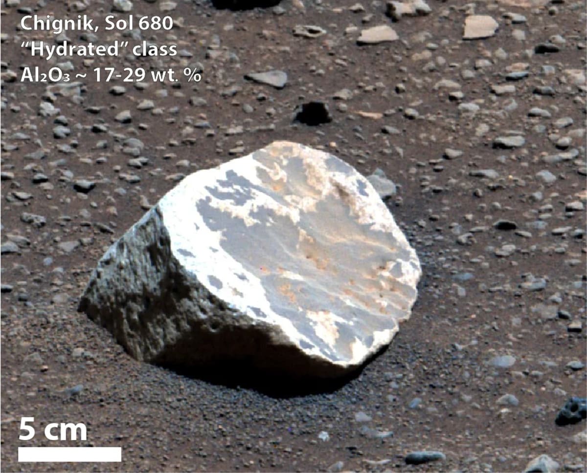 Roca de tono claro en la superficie rojiza de Marte, una zona estudiada por investigadores de la Universidad de Purdue