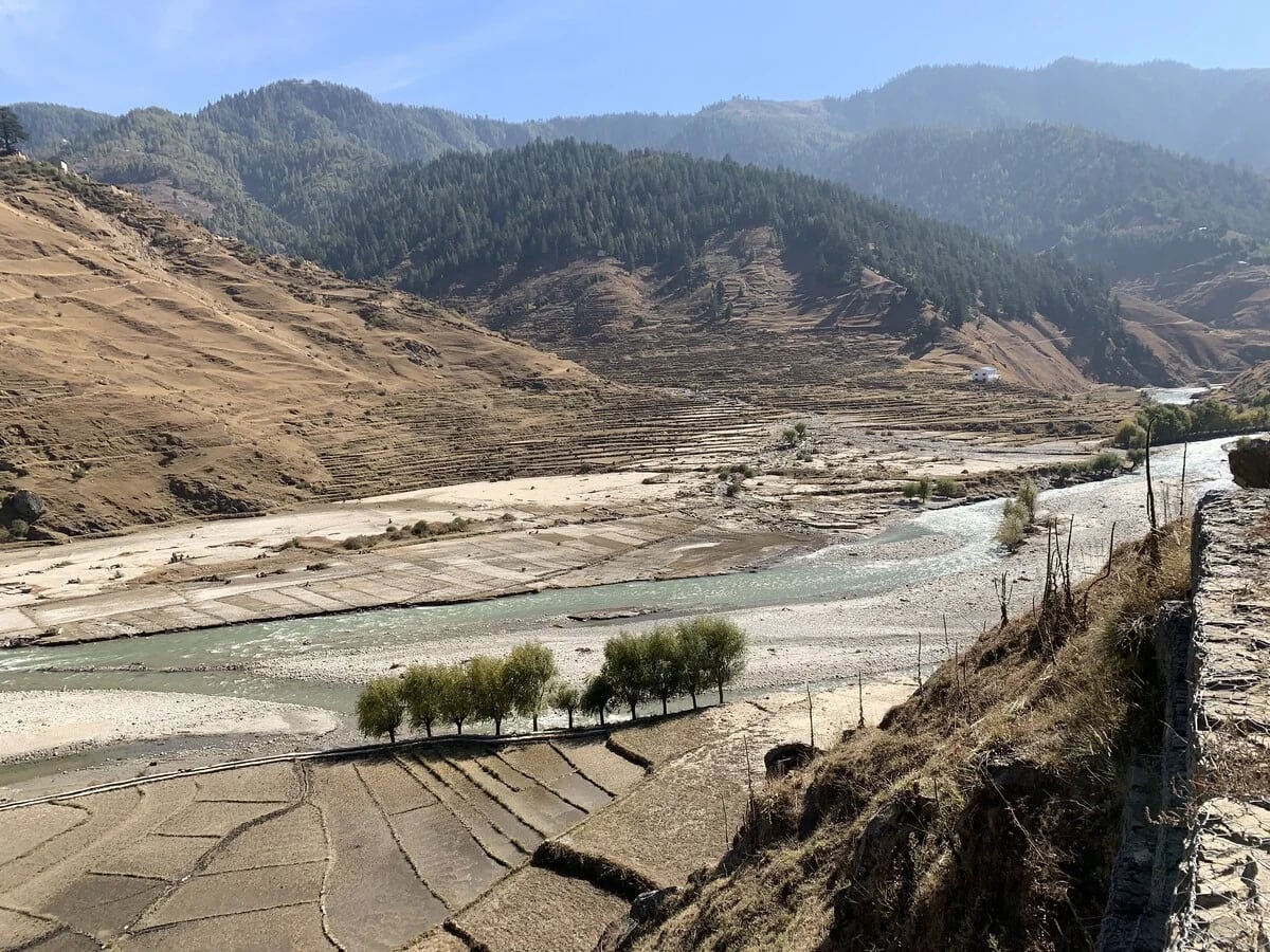 Valle lateral del río Karnali con laderas empinadas