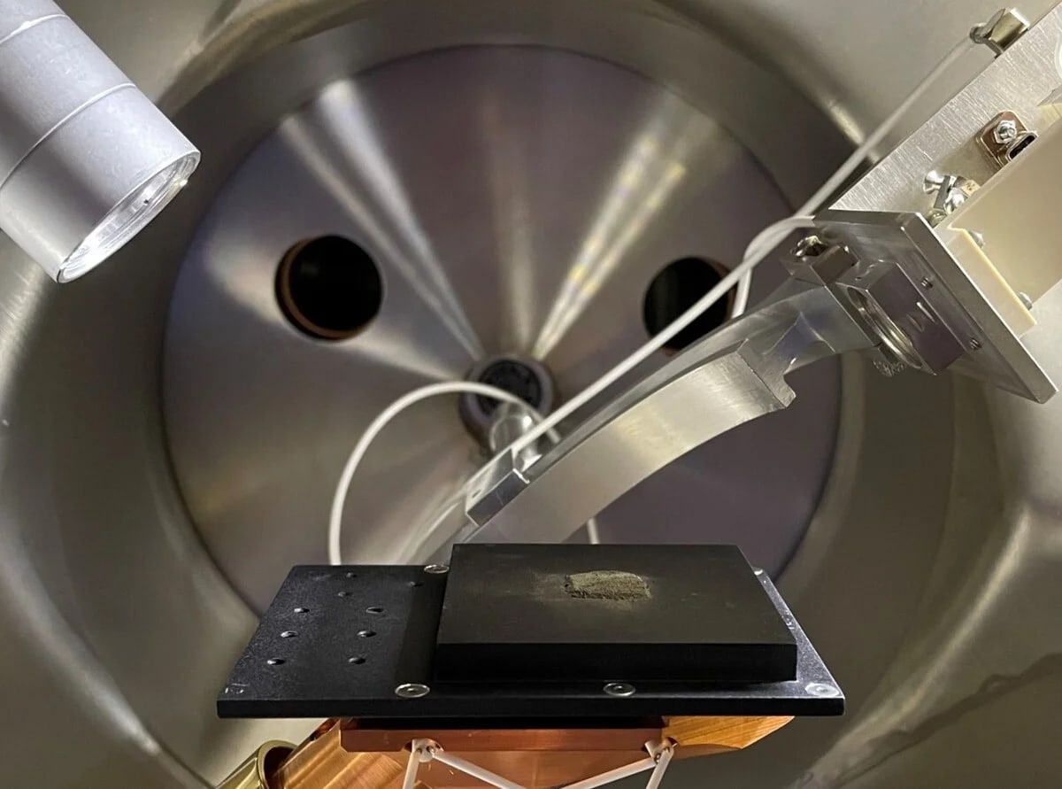 Imágenes TEM del suelo lunar mostrando inclusiones de hierro nanofásico