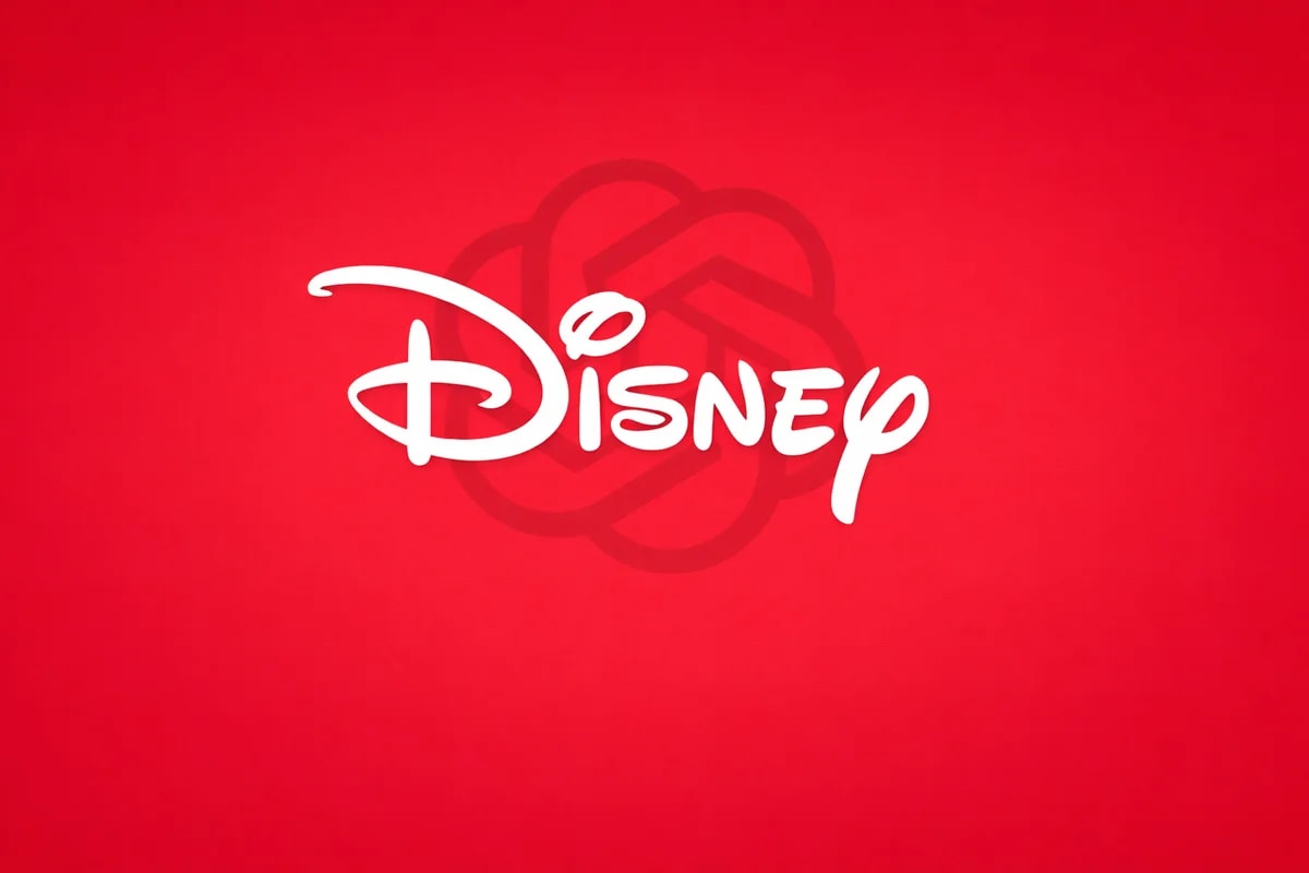 Logotipo de Disney superpuesto sobre un fondo rojo con la silueta del emblema de OpenAI