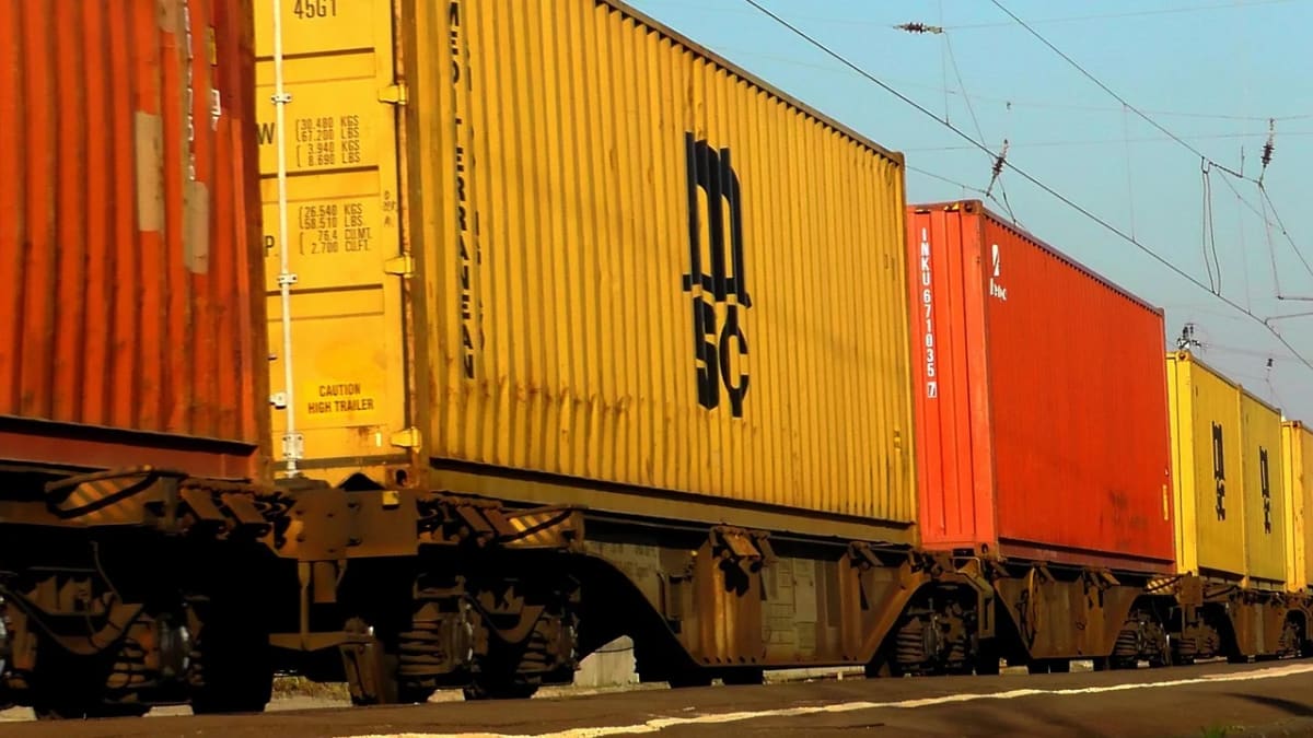 Vagones de un tren de carga transportando contenedores de mercancías
