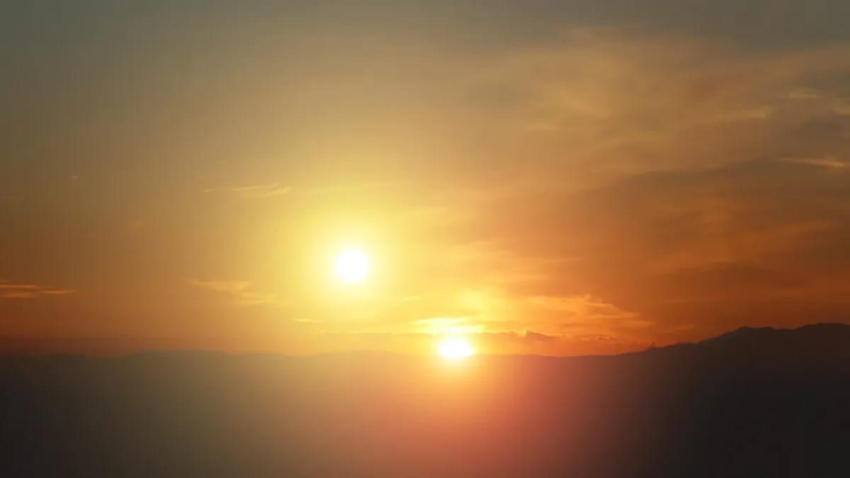 Atardecer en un planeta iluminado por dos estrellas en un sistema binario