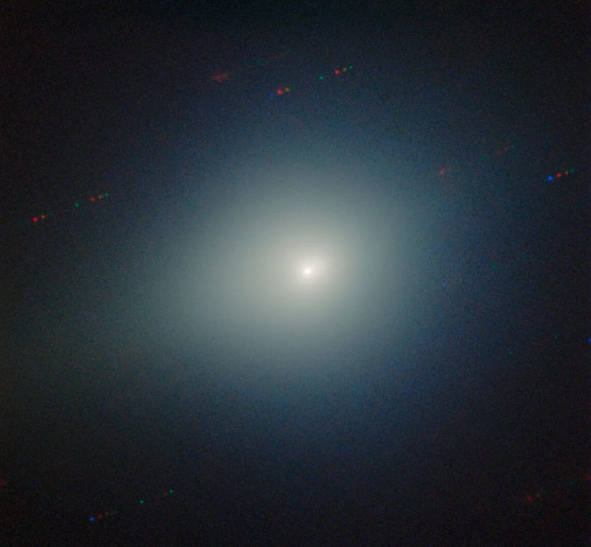 El cometa 3I/ATLAS mostrando un brillo verdoso característico en una imagen astronómica captada en 2025; fotografía científica