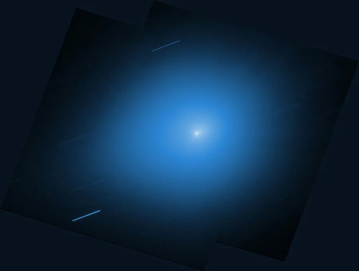 Imagen del cometa interestelar 3I/ATLAS con una amplia coma azul que rodea su núcleo brillante