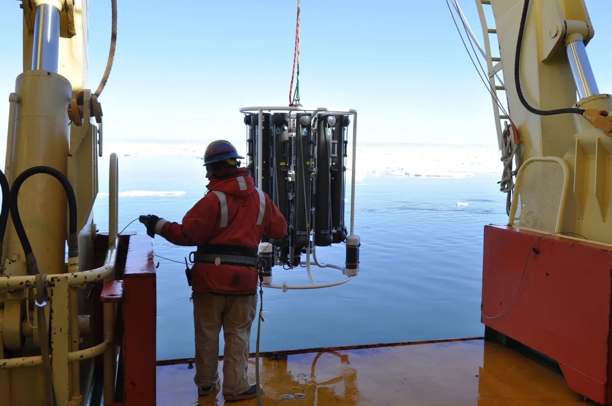 Investigador desplegando un equipo para recoger muestras de agua a distintas profundidades en el mar de Ross