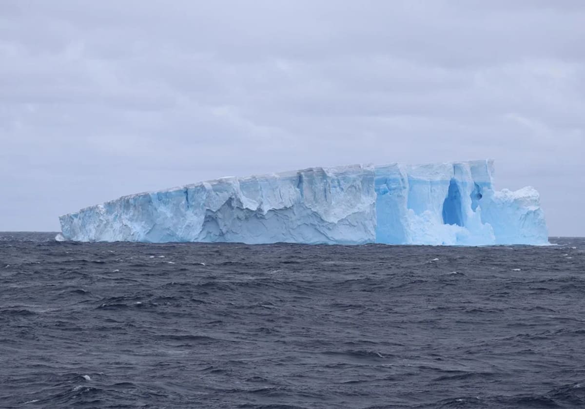 Gran iceberg frente a la costa del cabo Danley en la Antártida Oriental