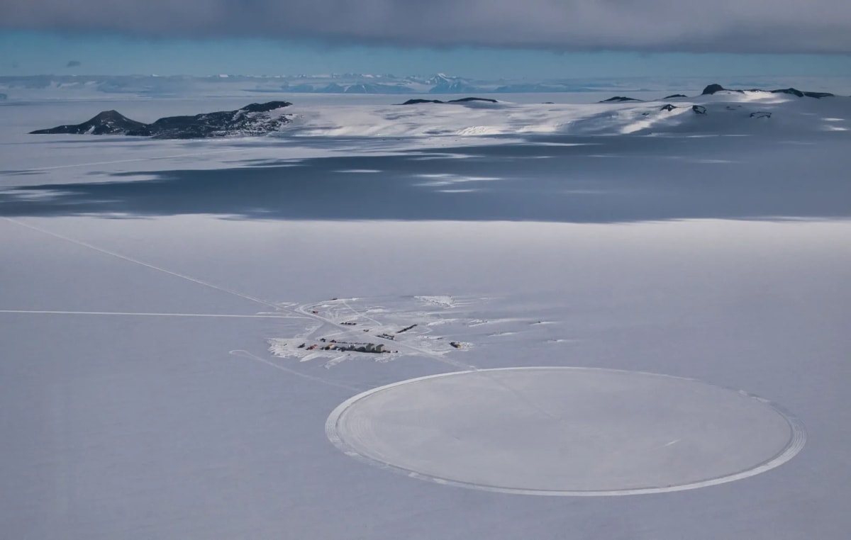 Vista aérea del campamento de lanzamiento de globos científicos de la NASA sobre la vasta planicie helada de la Antártida