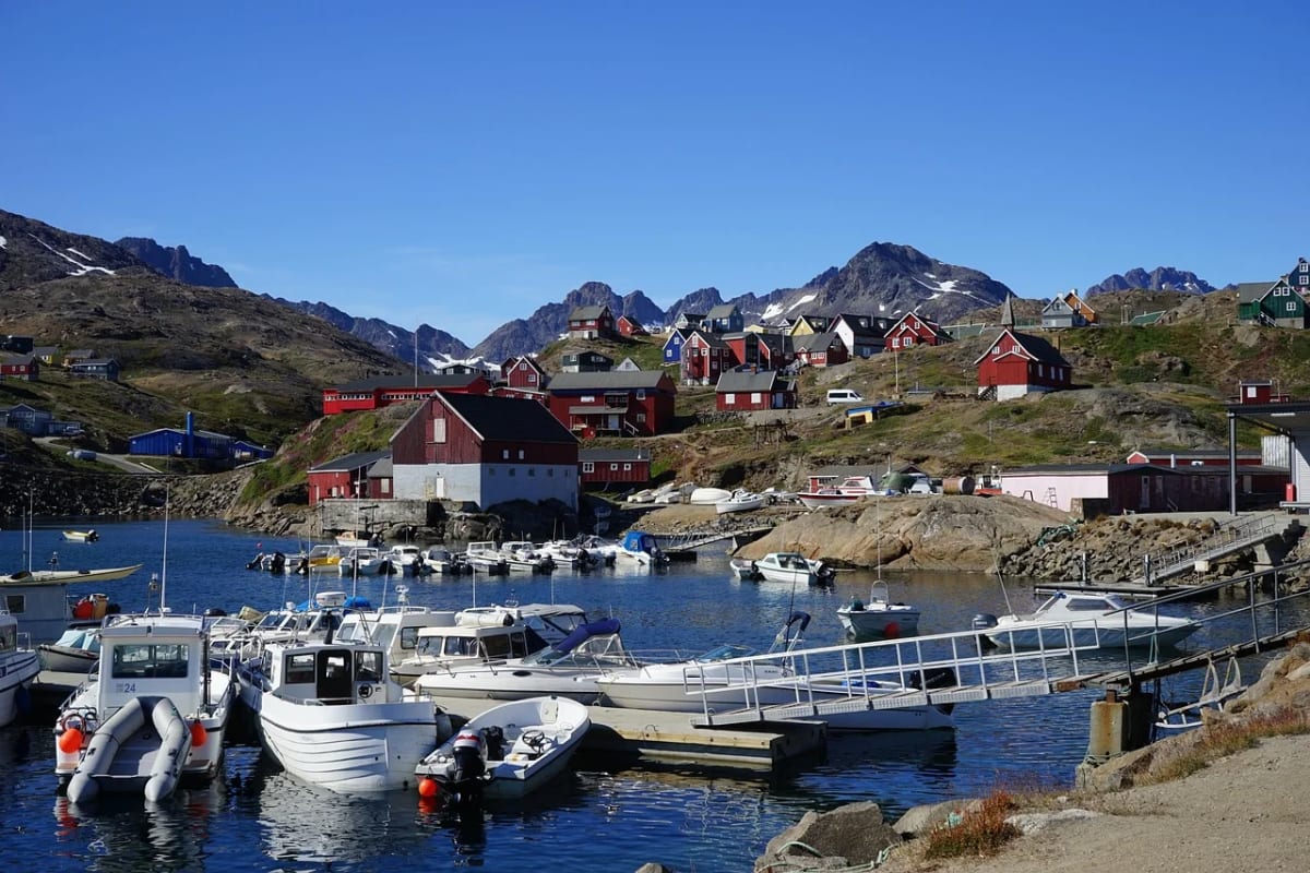 Puerto con barcos y casas de colores en una localidad costera de Groenlandia