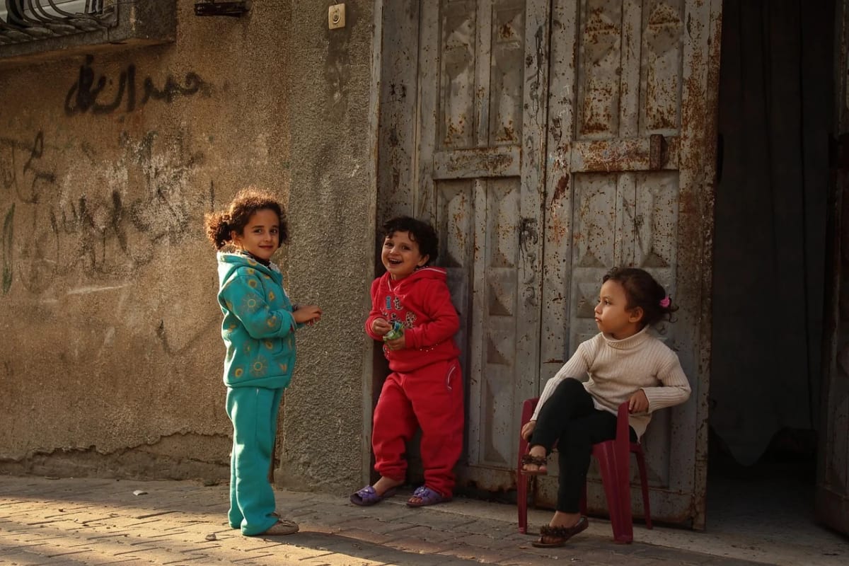 Niños palestinos jugando en una calle de una zona urbana