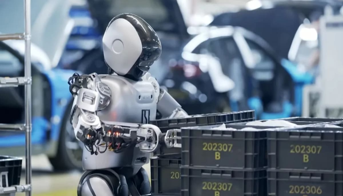 Robot humanoide manipulando cajas en una fábrica