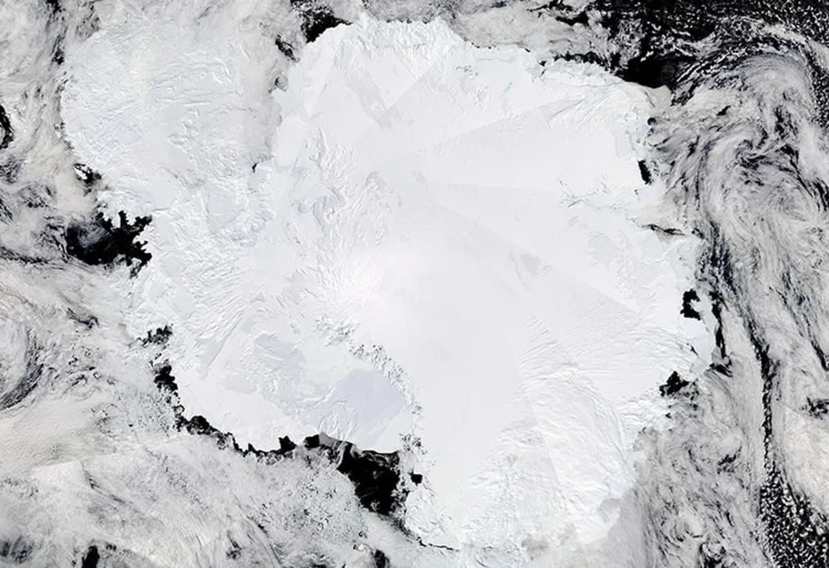 Vista satelital de la Antártida durante el verano austral, con plataformas de hielo y hielo marino visibles